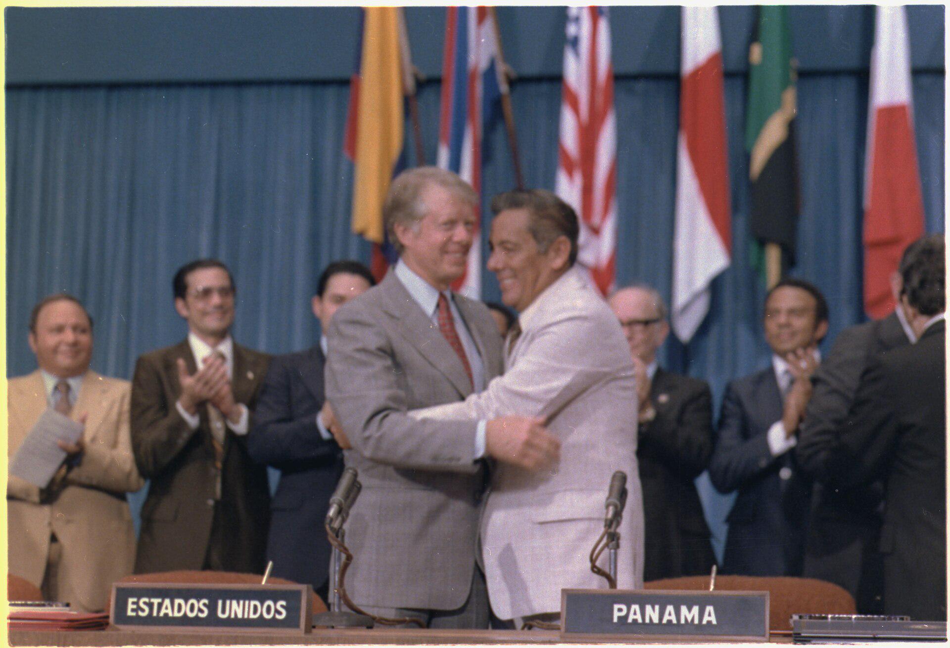 US President Jimmy Carter & Panamanian strongman Omar Torrijos embrace each other after ratifying the Carter-Torrijos “Panama Canal treaties” which negotiated the transition of the waterway into Panamanian control, 1978. Torrijos reportedly showed up so drunk that he almost fell over (3000×2048)