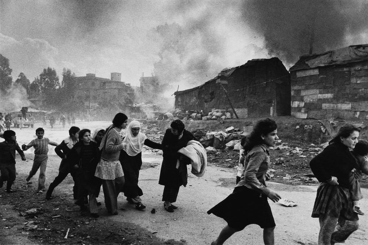 Palestinians flee attack from the Karantina quarter of Beirut – 1976. [1,200 × 799 px]