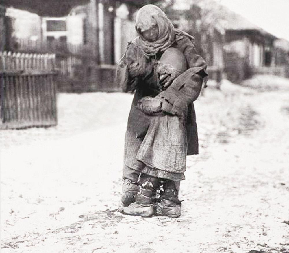 Mother with child. One of the few surviving photos of the Kazakh Famine (Asharshylyq). Driven by forced collectivization, the man-made tragedy claimed the lives of ~40% of all ethnic Kazakhs, Soviet Union, c. 1931–1933 [920×822]