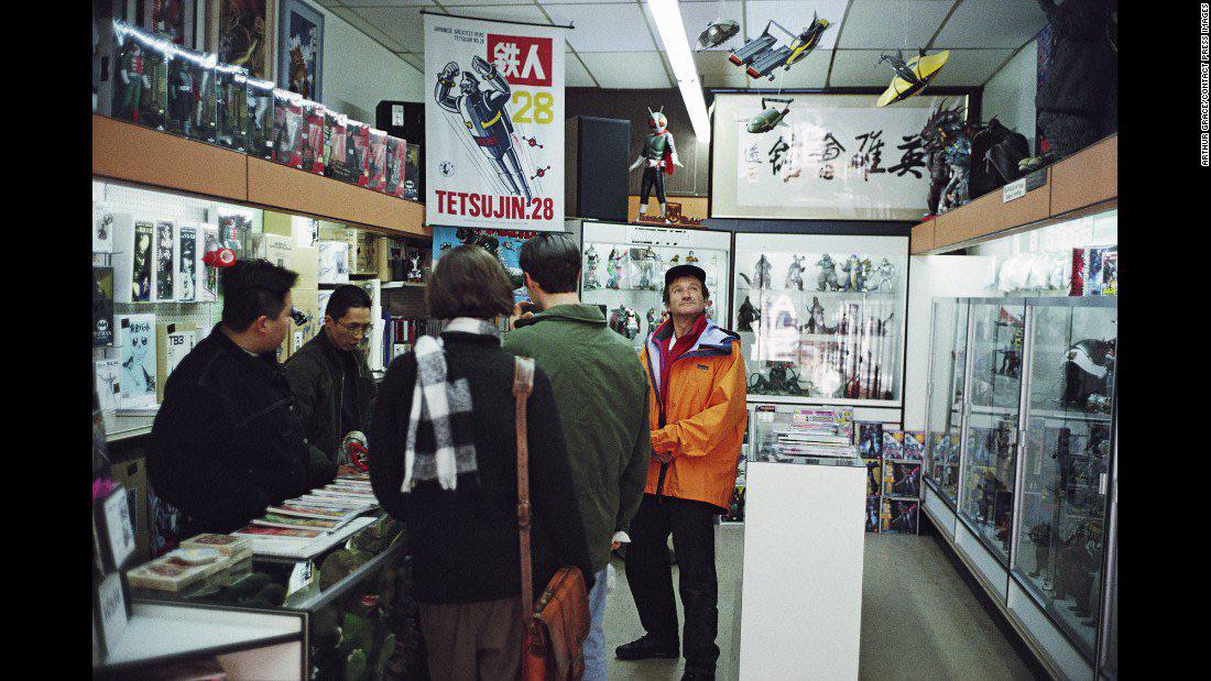 Robin Williams at the Heroes Club toy store in 1993 San Francisco [1100×619]