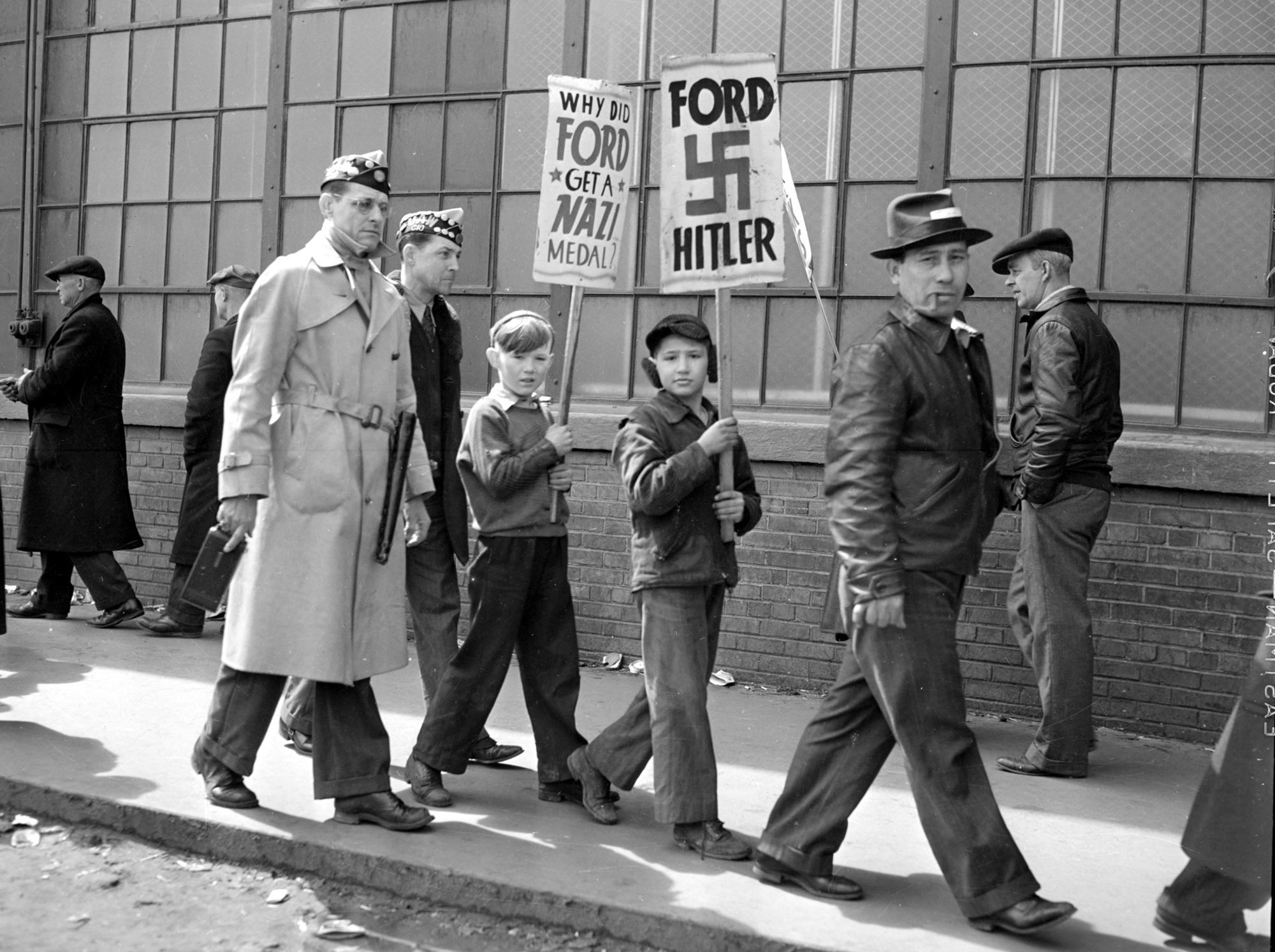 Ford employees protest Henry Fords ties to Nazi Germany in 1941. Ford was later listed as a company that used Auschwitz inmates for slave labor [2000×1429]