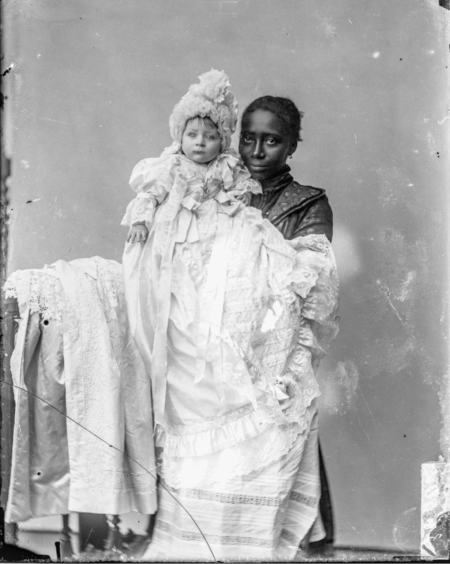 Glass negative of Peruvian wetnurse (Ama de leche) with the child on her care, Isidro Ernesto Ascher Freymann, 1903 [900×1128]