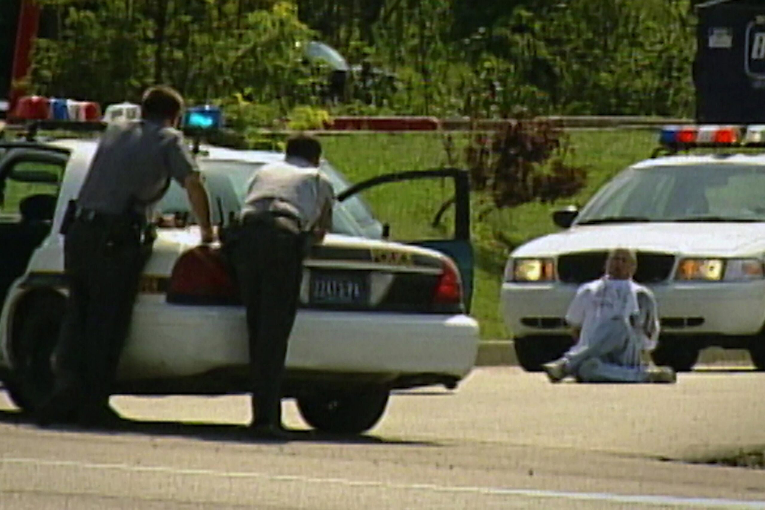 Brian Wells arrested after being forced to rob a bank with a bomb around his neck. He died shortly after this photo, August 28th 2003[3840×2560]
