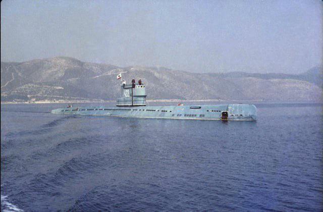 Albanian People’s Navy Whiskey-class (Project 613) diesel-electric attack submarine, ‘Tufani’ (422), c. early 1980s. [640 x 420]