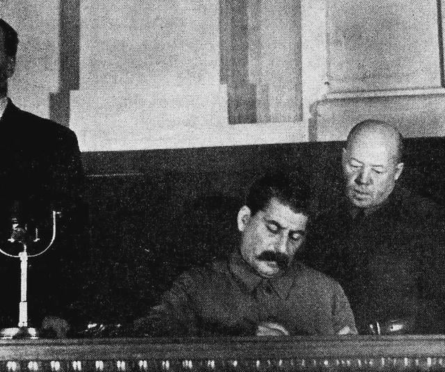 Joseph Stalin conferring with his personal secretary & CPSU Central Committee “Secret Department” head Alexander Poskrebyshev, 1934. Despite Stalin’s execution of his wife, Poskrebyshev “the human encyclopedia” became one of the USSR’s most powerful men & Stalin’s de facto right hand man (1012×847)