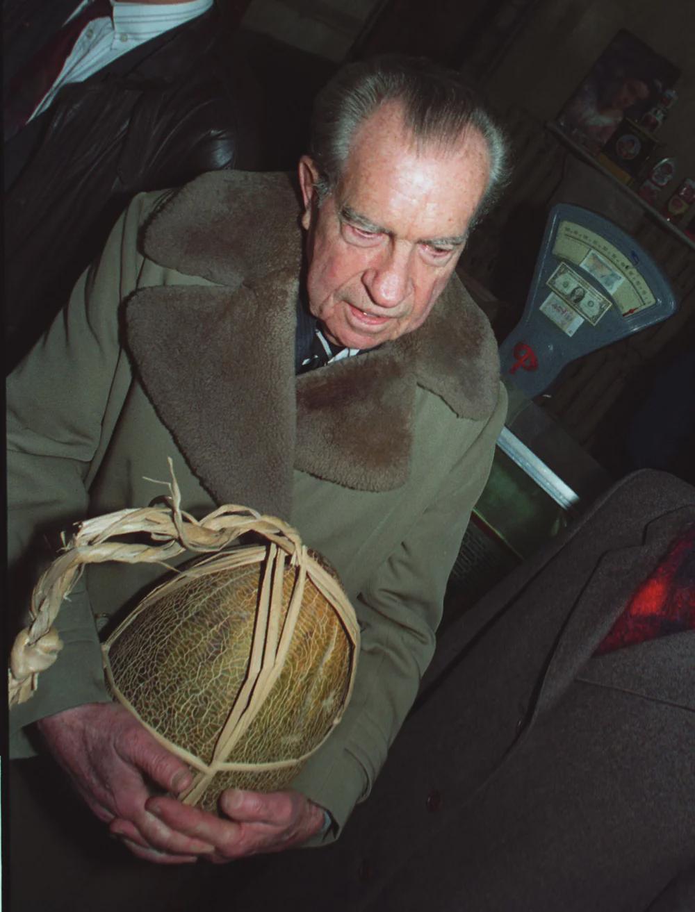Former U.S. president Richard Nixon buying melons at a Moscow market, 1992. [1000×1313]