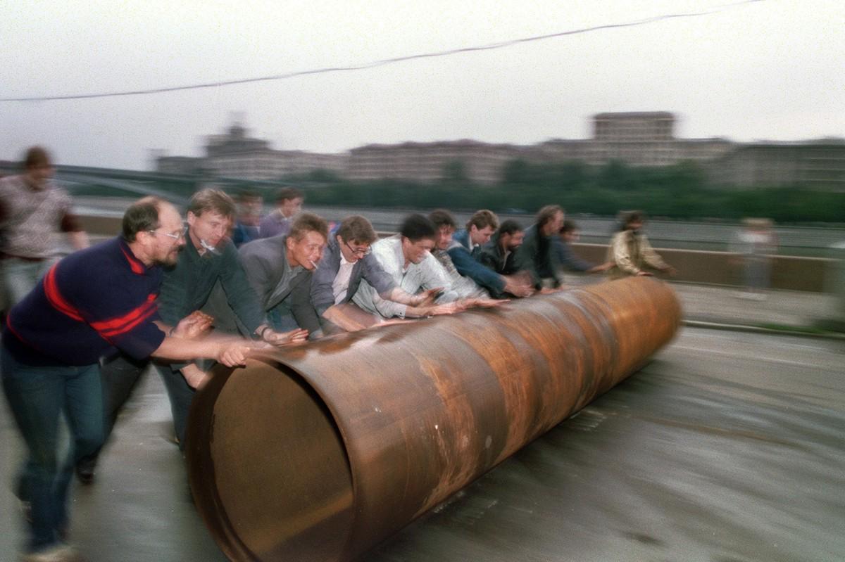 Supporters of President Yeltsin rolling a large barricade near the Russian White House following an attempted coup by Soviet hardliners. (1991) [1200×799]