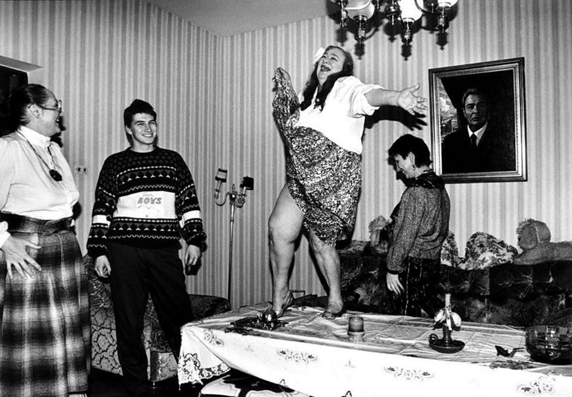 Galina Brezhneva (1929 – 1998), the daughter of Soviet leader Leonid Brezhnev (1906 – 1982), showing legs while dancing on a table during a “home holiday”, Photo: Yuri Rybczynski, Russia – Near Moscow, 1992 [1150×800]
