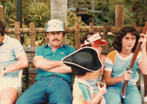 Pablo Escobar at Disney World with his family, in 1981[561×400]