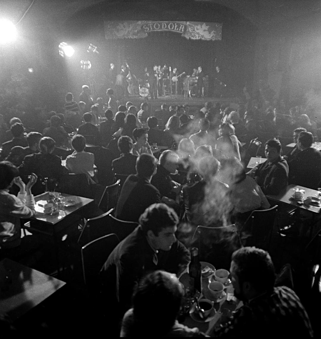 Jazz performance at Klub Stodoła in Warsaw, Poland, 1967. Photo by Eustachy Kossakowski. From the collection of Anka Ptaszkowska. [1080×1139]