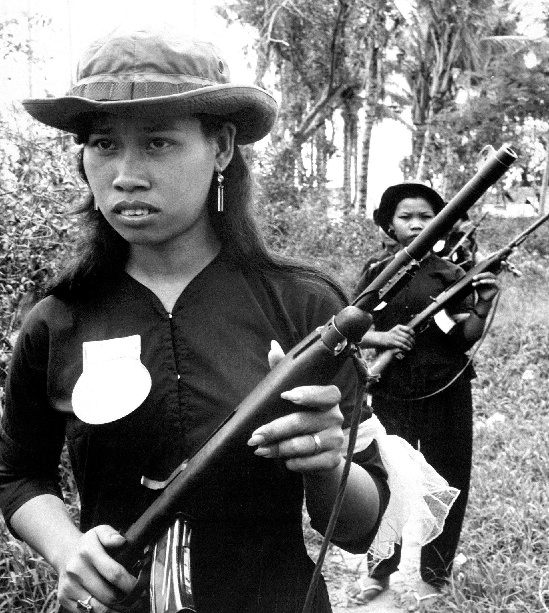 Girl volunteers of the People’s Self-Defense Force of Kien Dien, a hamlet of Ben Cat district 50 kilometeres north of Saigon, patrol the hamlet’s perimeter to discourage Viet Cong infiltration, c. 1961-1972. [1920×2141]
