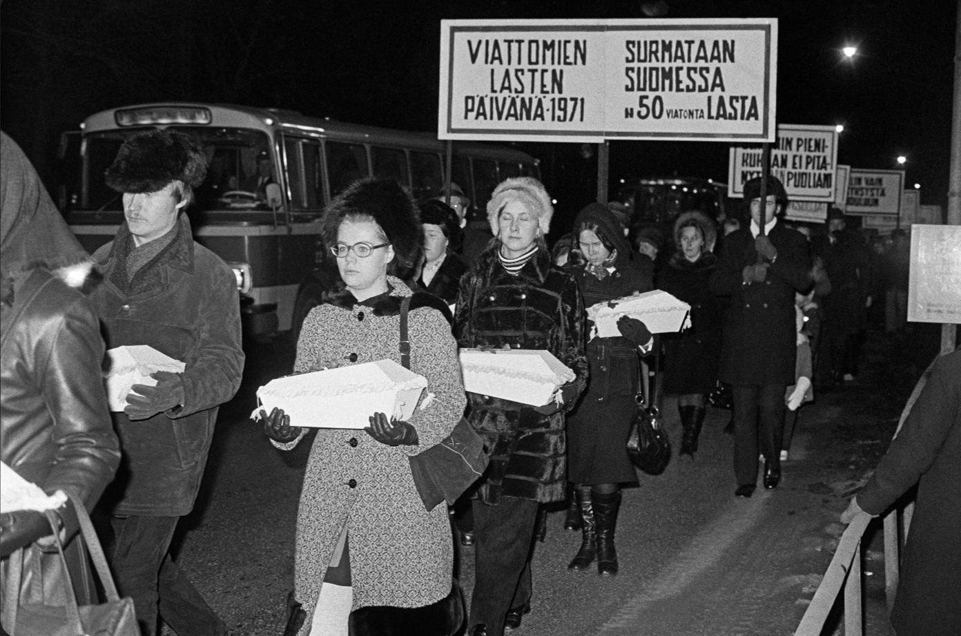 Demonstrators carrying symbolic white coffins as they march in Helsinki to protest Finland’s 1970 Abortion Act, which permitted the procedure if raising the child would cause considerable economic or social strain. (1971) [1392×921]