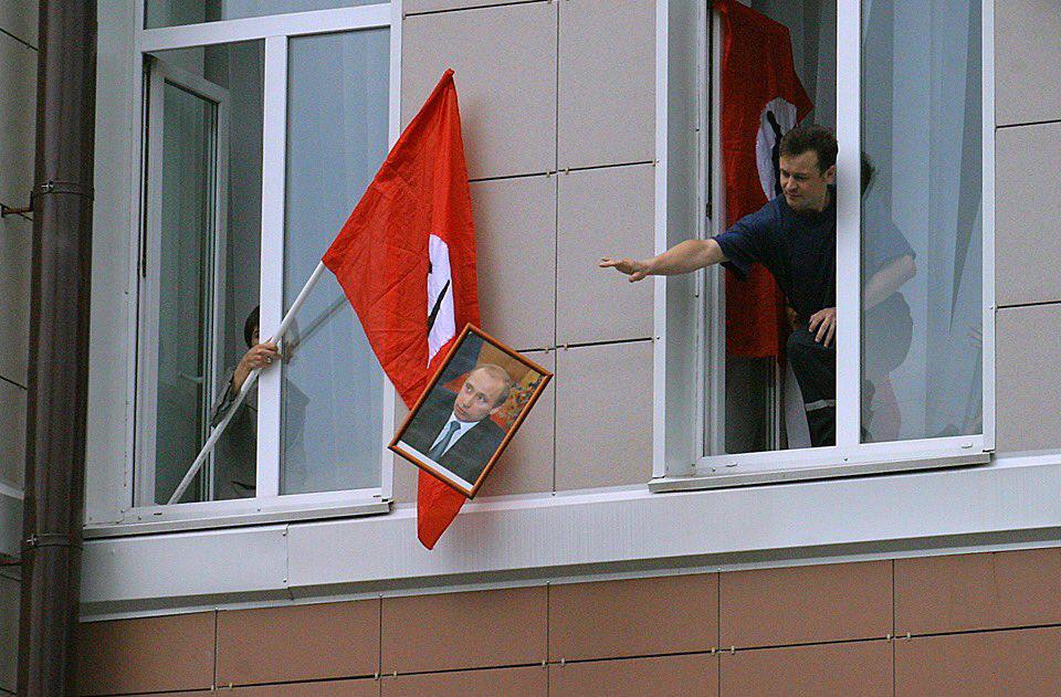 Russian National Bolsheviks discarding a portrait of Vladimir Putin after storming the office of the Ministry of Health, Moscow, 2004 [960×631]