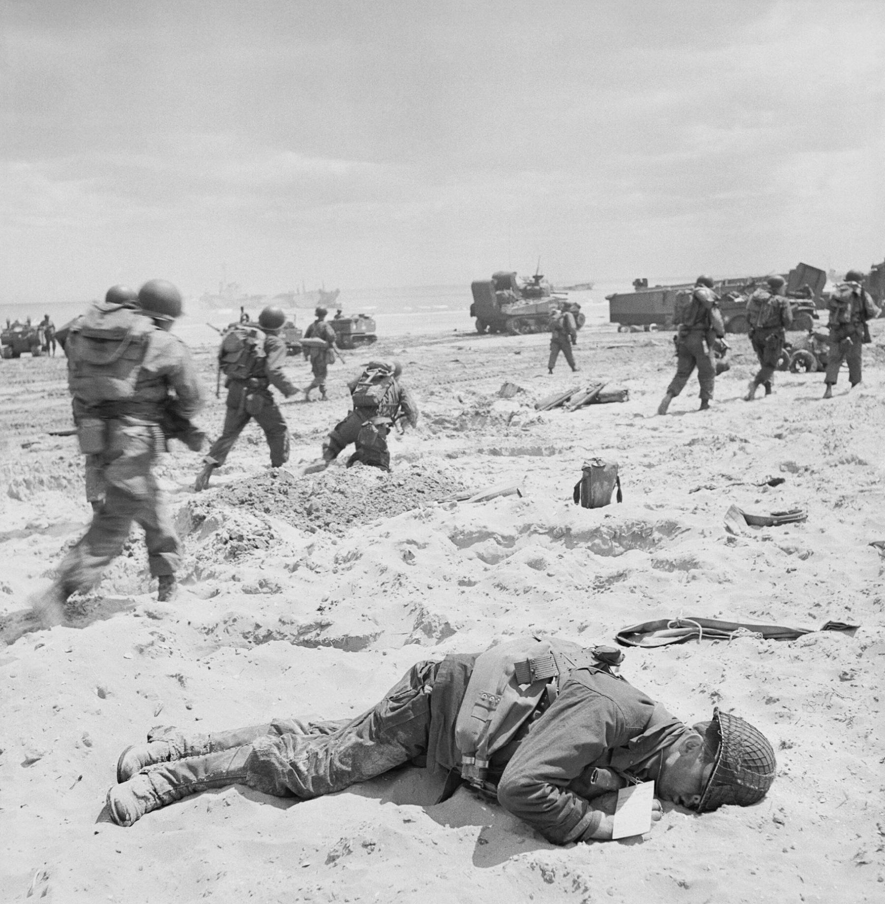A striking photo of one of the first GIs from the 4th Infantry Division to fall on Utah Beach on D-Day, June 6, 1944 [1800×1840]