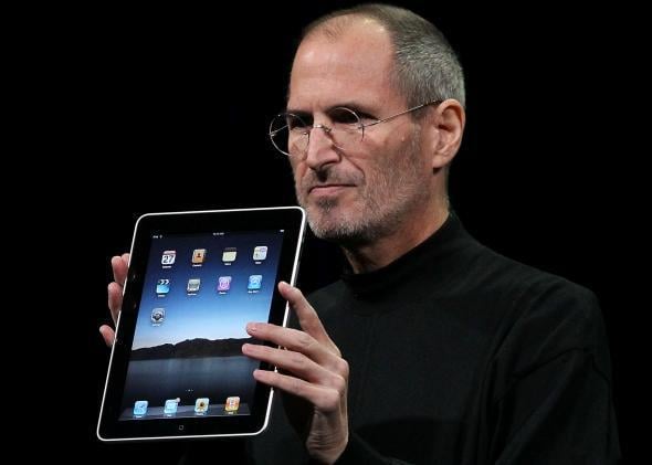 Steve Jobs revealing the Apple iPad (2010) – 590×421