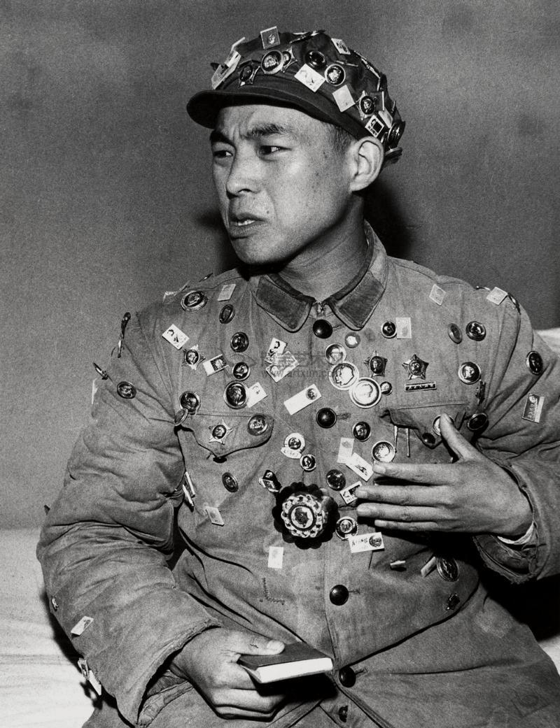 The Devout (1968) Photographed by Li Zhensheng, PLA veteran Wang Gengyin delivers a passionate speech at a Mao Zedong Thought Study Session, expressing his overwhelming gratitude and absolute loyalty to Chairman Mao (800×1041)