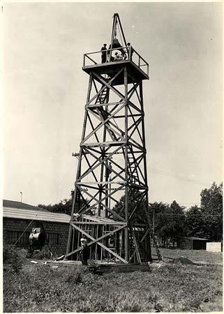 Construction of a 51-foot airway beacon tower for the U.S. transcontinental airmail network in Omaha, Nebraska, 1924. [1200×800]