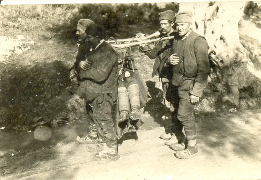Soldiers carrying wounded comrade in Corfu, 1916 [896×616]