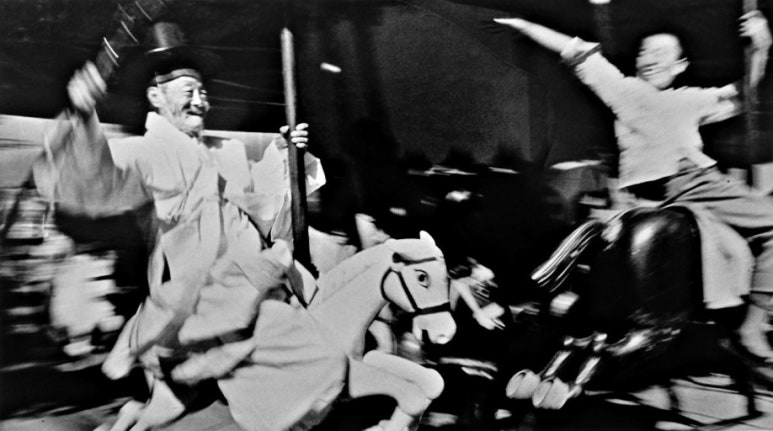 Korean elderly riding merry-go-round ride, seoul – 1963 [773×431]