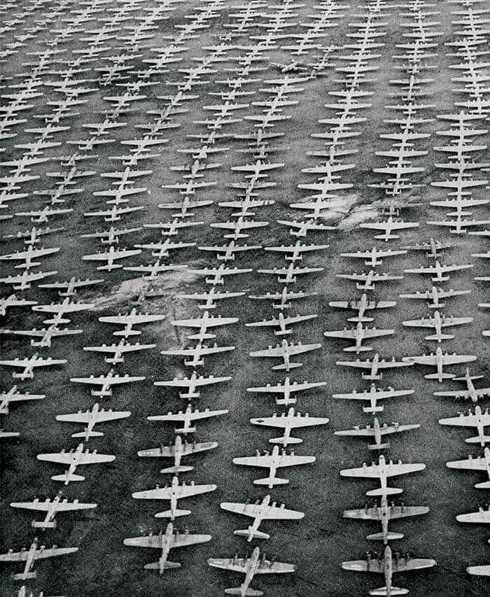 Hundreds of B-17 Flying Fortresses and B-24 Liberators await their fate in the post-war scrapyard at Kingman AFB, Arizona, 1946 [700×853]