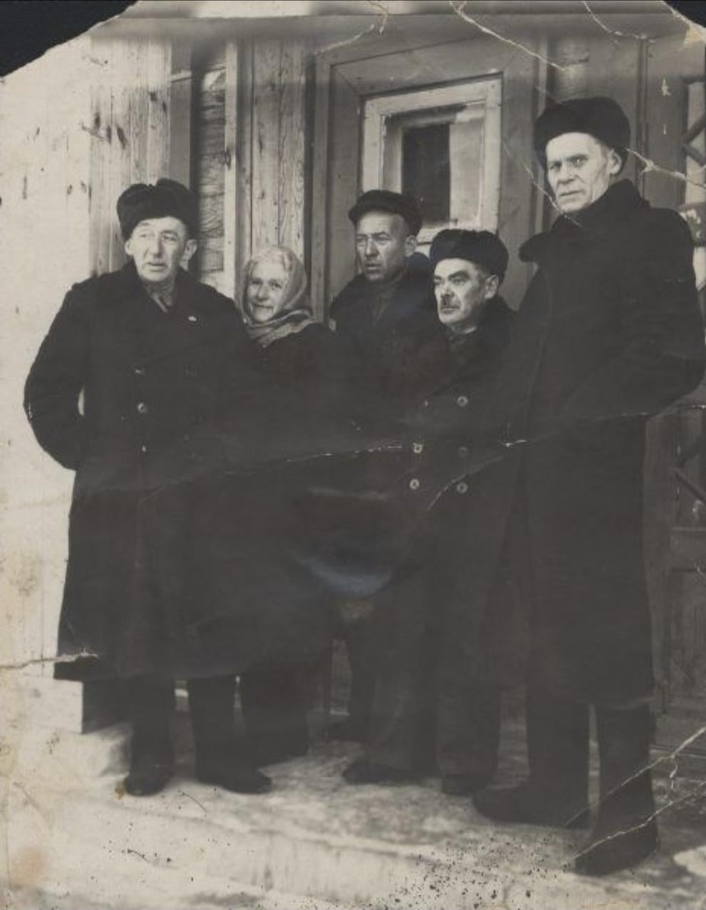 Poles released from Soviet gulags. Standing from the right: Antoni Płuciennik, Władysław Olszowy, Józef Mirkowski (returned to Poland in June 1955), Mrs. Omeljanowicz, Salomon Raju. Potma, Mordovian ASSR, 18 March 1955. [990×1277]