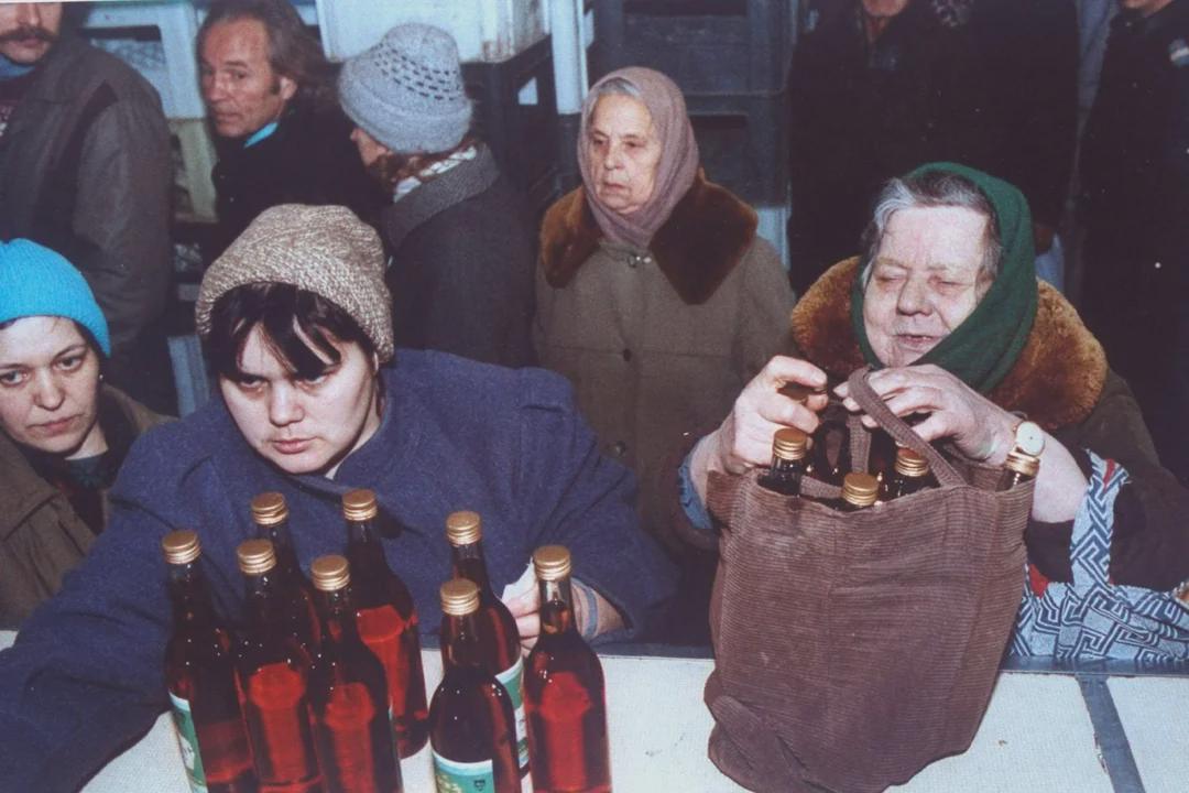 Queuing for alcohol in the late Soviet Union, 1991. [1080×720]