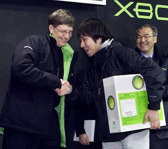Bill Gates at the launch of the Xbox in Japan, (February 22, 2002) in Tokyo (587×521)