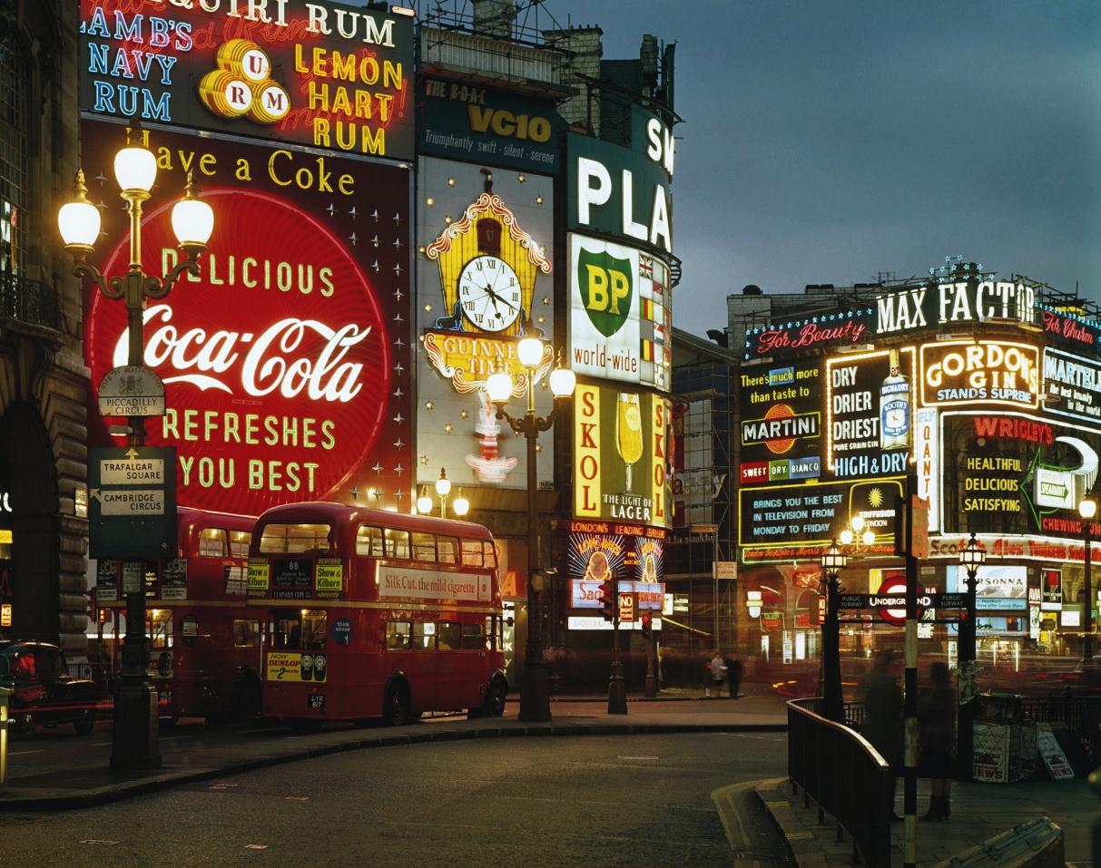 “Piccadilly Circus by Night”. Photo: Elmar Ludwig (Born: Germany, 1935 – ). England – London, 1965 [1213×957]