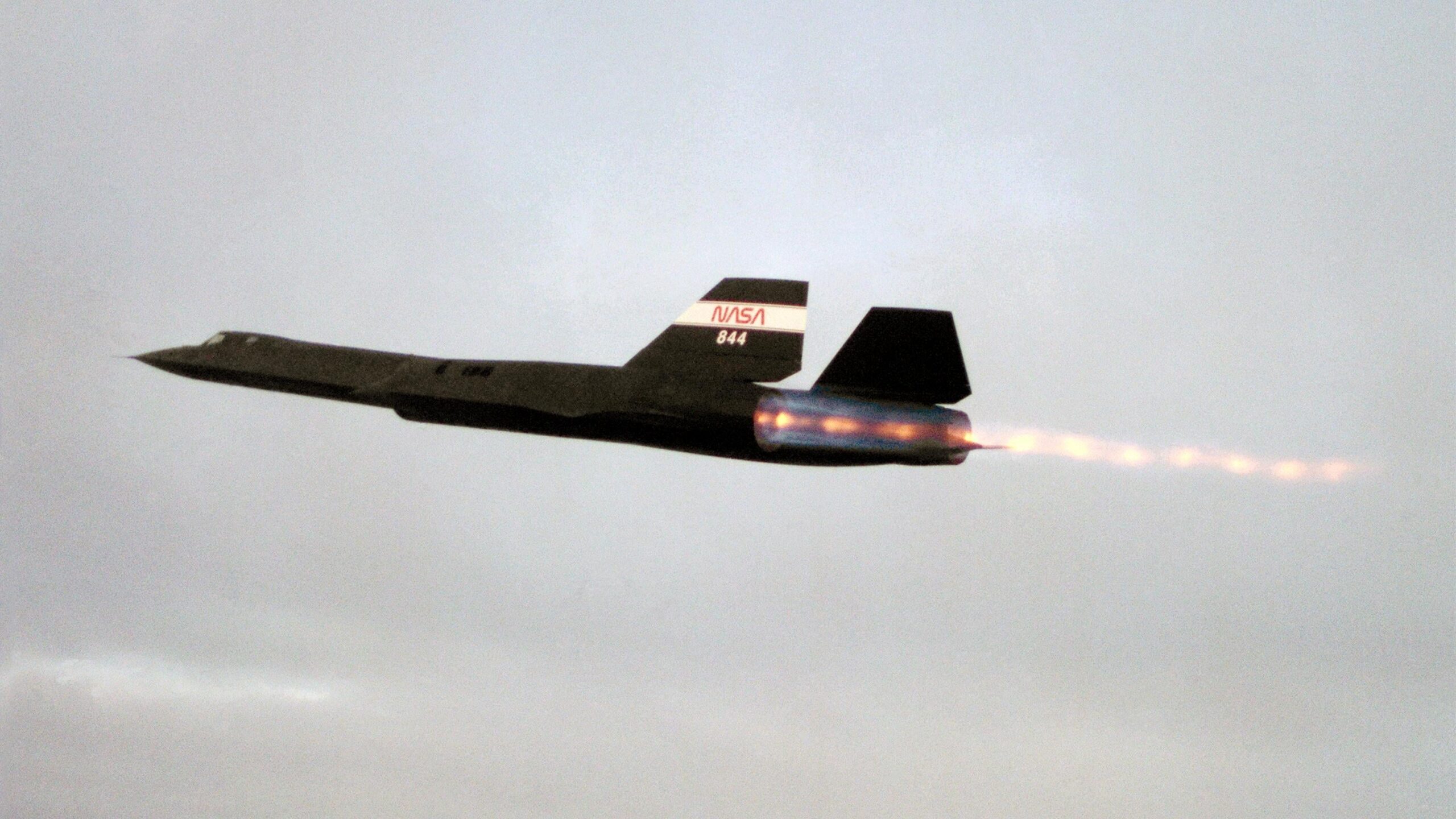 A NASA SR-71 Blackbird streaks into the twilight with full afterburner at the Dryden Flight Research Facility. 9 March 1993 [3000 × 1688]