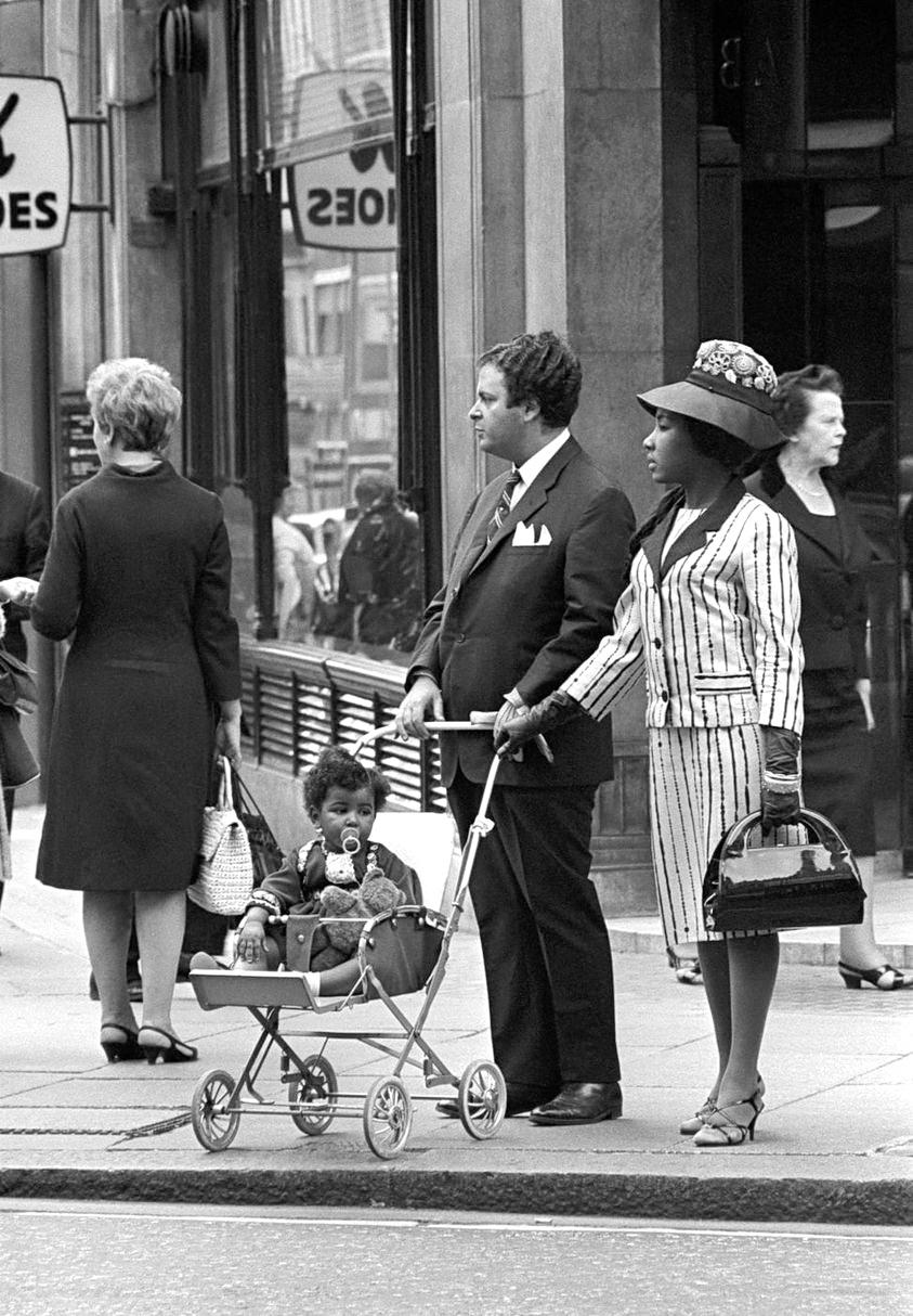 A British couple wait on the side of the London’s street with a baby in a pram. Photo: Mario De Biasi (1923 – 2013). England – London, 1965 [843×1214]