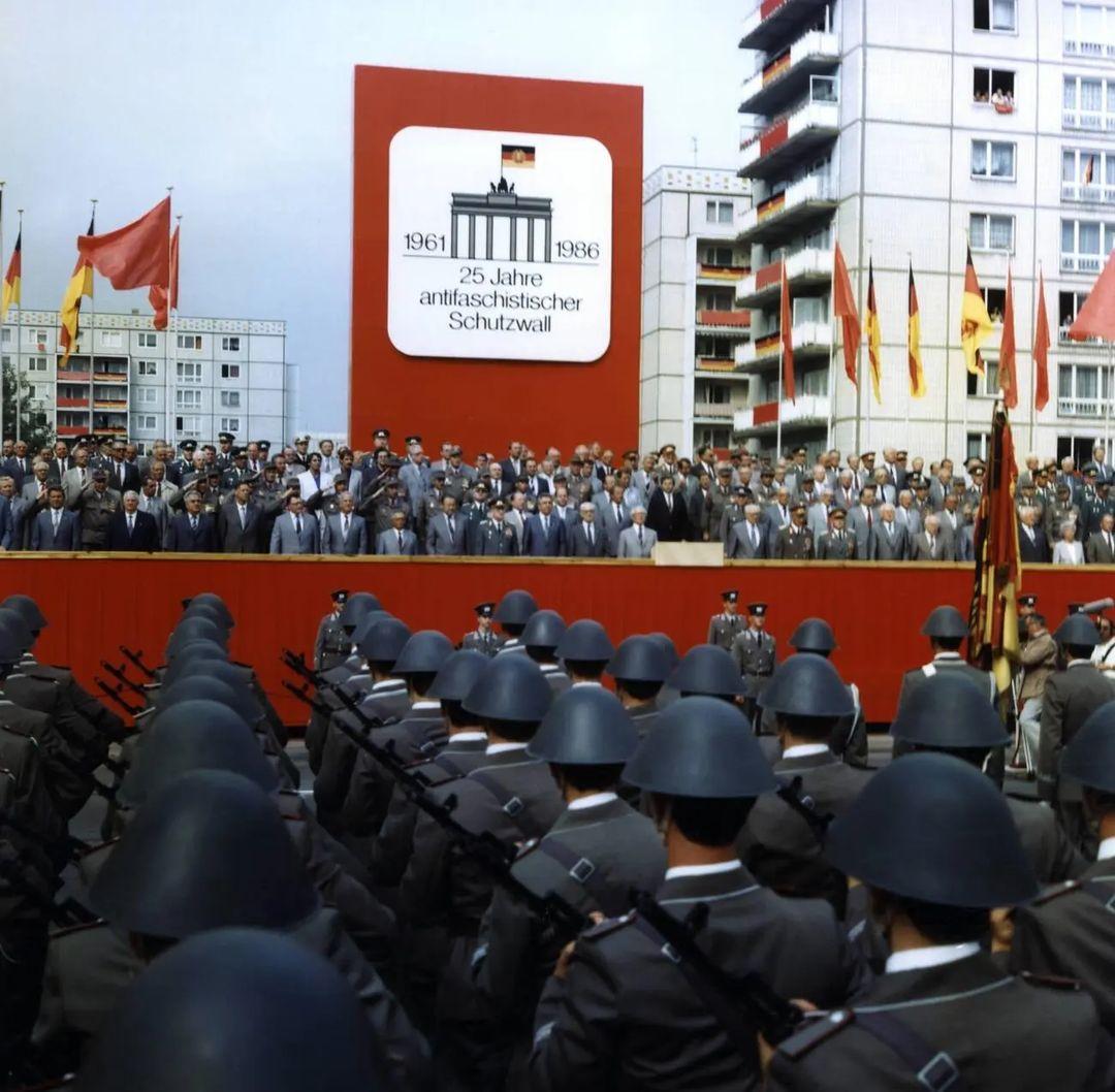 “25 years of the antifascist protective wall”. Celebration on Karl-Marx-Allee, East Berlin, East Germany 1986 [1080×1058]