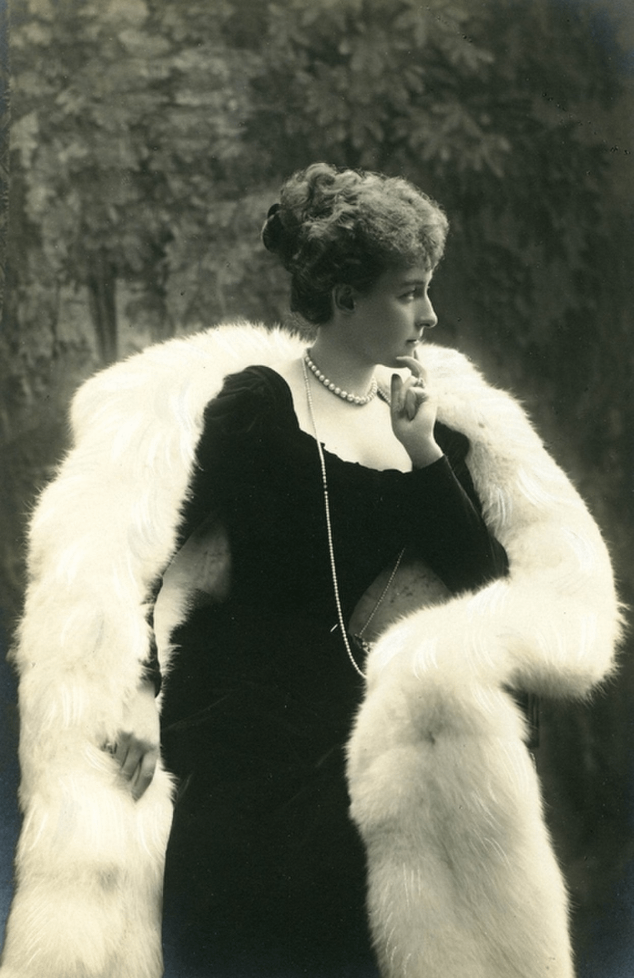 Duchess Hélène of Aosta in official portrait, 1898 [1245×1920]