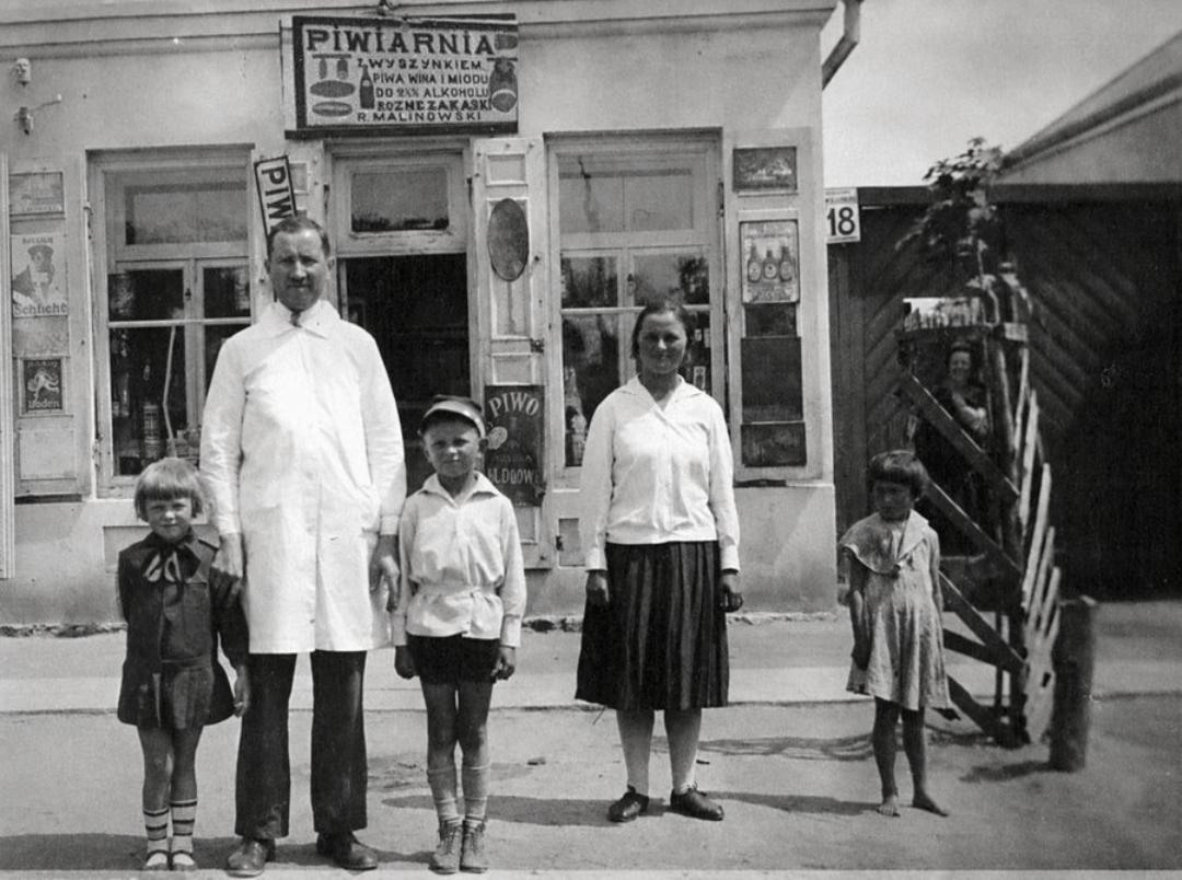 Malinowski family in front of Roman Malinowski’s beerhouse in Baranowicze, Poland (now Belarus), before 1939. [1080×804]