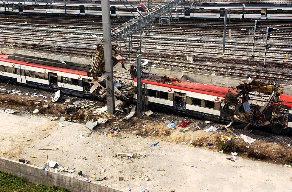 Destroyed trains after the worts terrorist attack in Europe, in Madrid, 11 of march of 2004 [980×643]