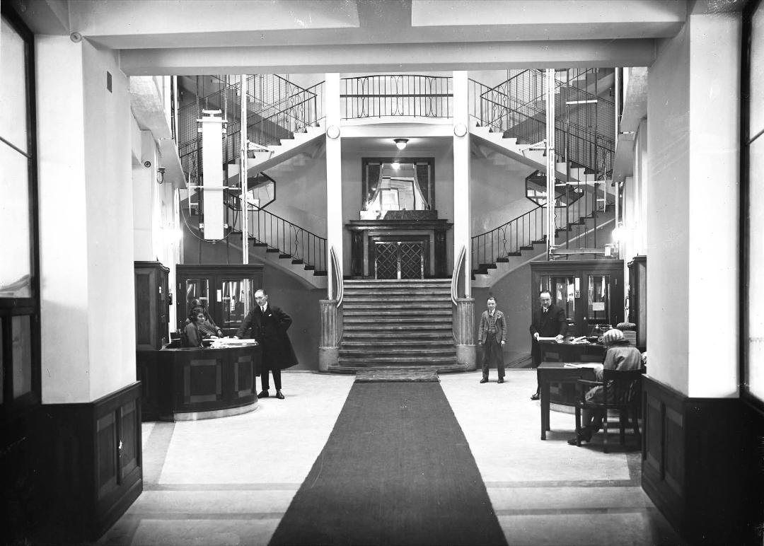 Main hall of the Palace of the Press in Kraków, Poland, 1927. [1080×772]
