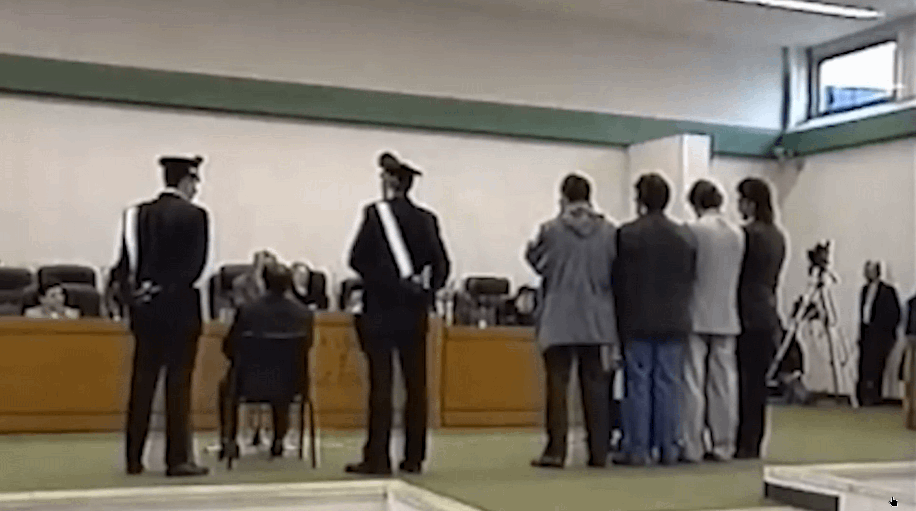 Tommaso Buscetta, on the right, shielded by four policemen as an extraordinary precaution against a possible courtroom assassination, testifies against Mafia “boss of bosses” Totò Riina, 1993. [1827×1020]
