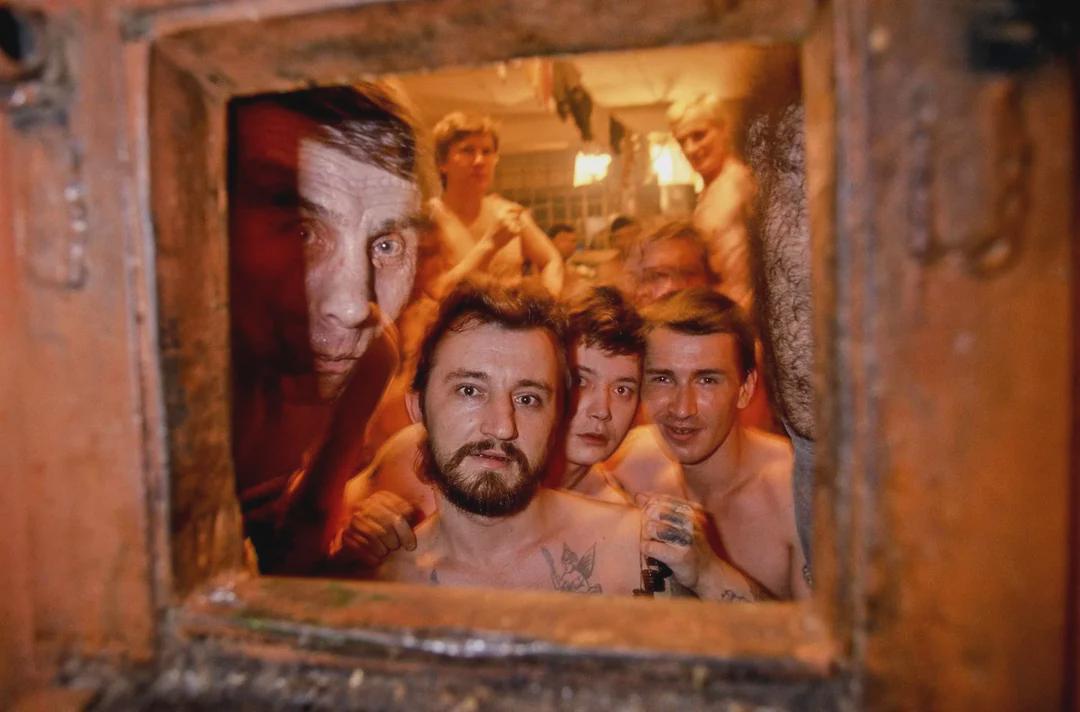 A Leningrad prison cell, Russia, 1991. Photo by Hans-Jürgen Burkard. [1080×712]
