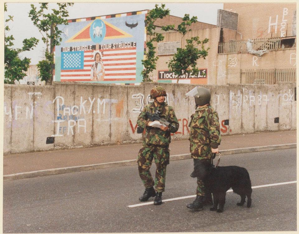 A bomb disposal officer and infantry officer patrol West Belfast, 1992.[960×752]