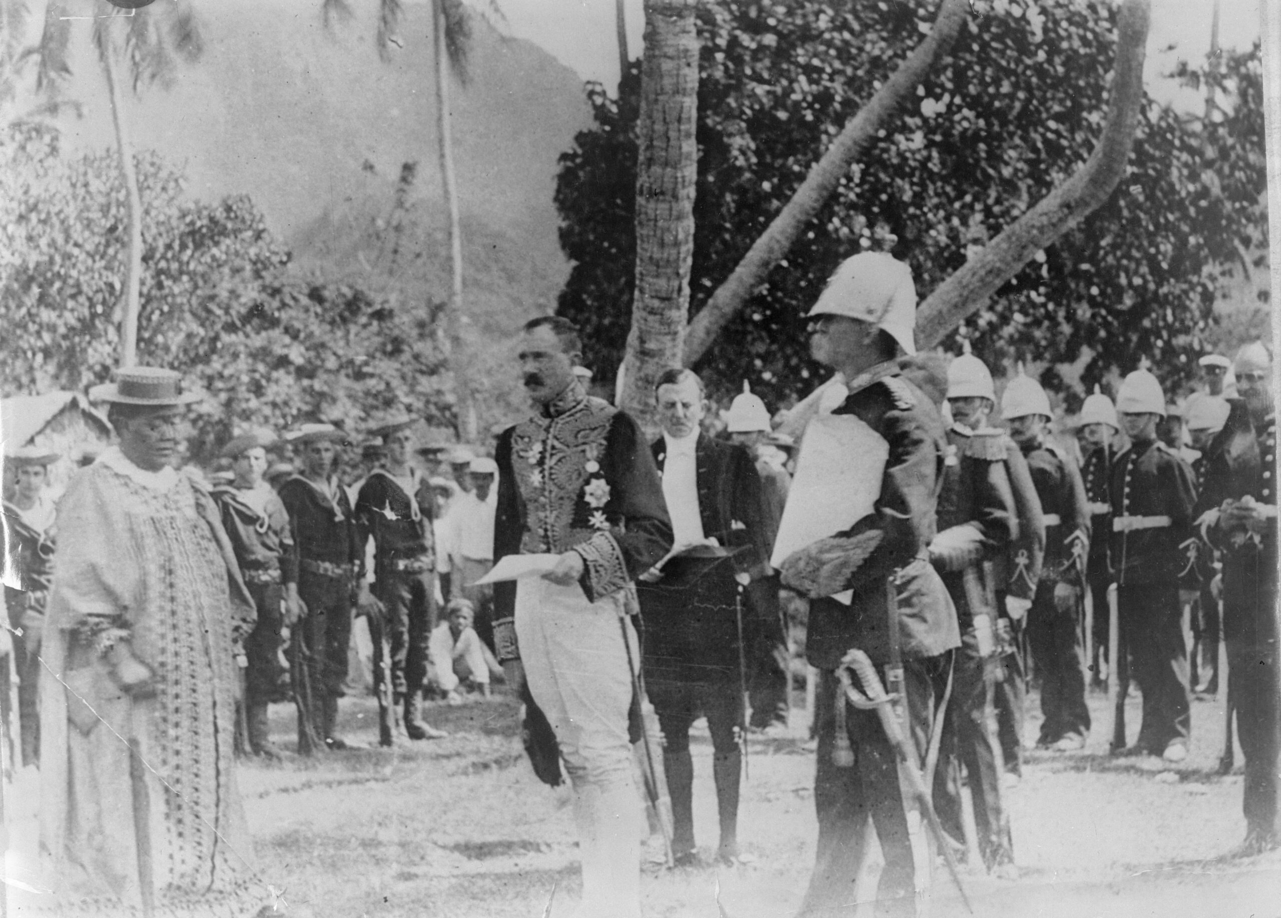 Governor Lord Ranfurly of New Zealand reading a proclamation of annexation to Queen Makea (the final sovereign Queen of the Cook Islands), October 7th 1900 [6020 × 4312]