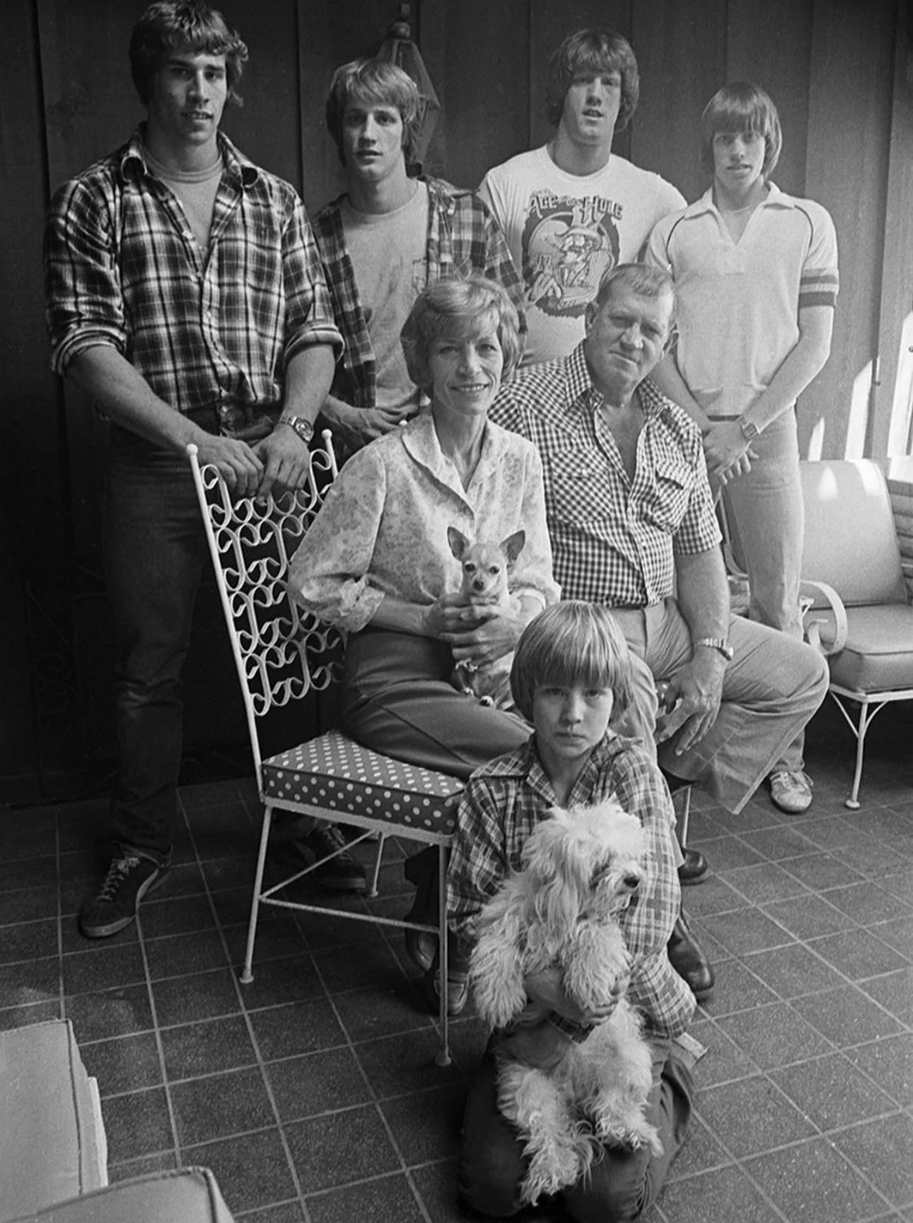 The Von Erich wrestling family pose for a photo, March 15th 1980[1290×1728]