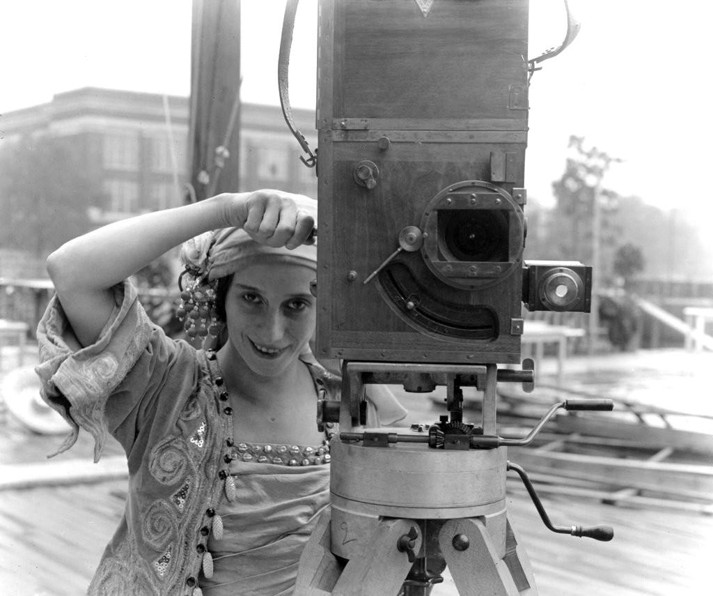 Russian prima ballerina Anna Pavlova tries her hand at the camera on the set of the silent film “The Dumb Girl of Portici” (1916), in which she had a staring role. [855 x 1024]