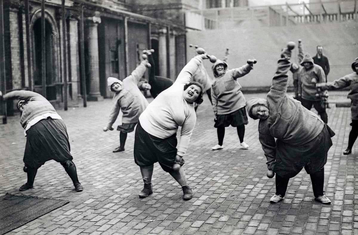Group of a women undergoing slimming course in a courtyard. USA – New York City, 1922 [1200×788]