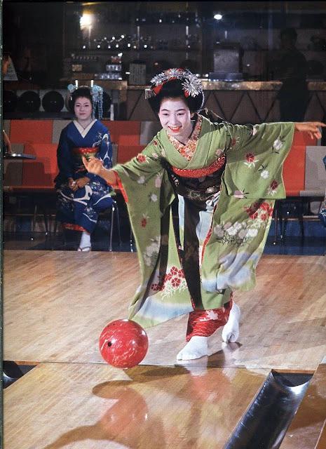 A maiko (novice geisha) bowling in Kyoto, Japan, 1964. (Photo for LIFE Magazine, September, 1964. ) [465×640]