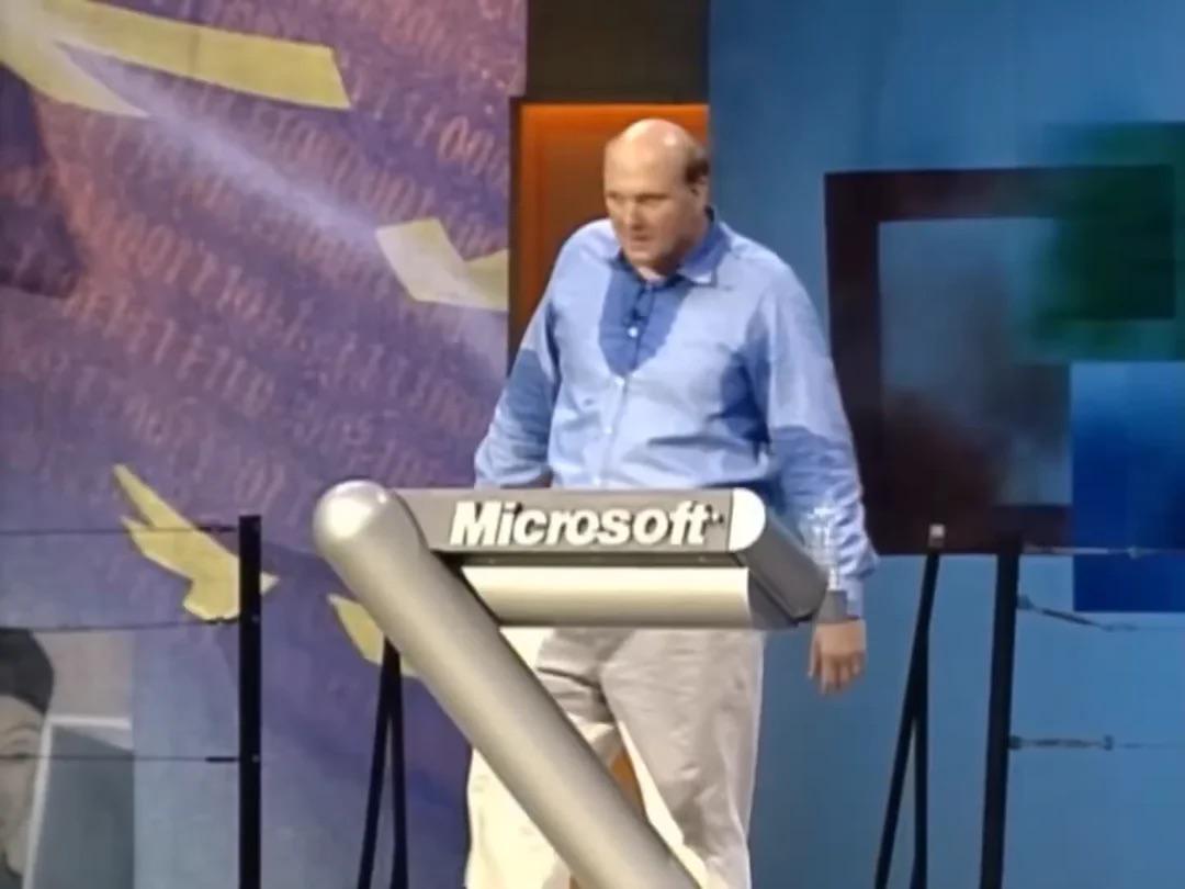 Steve Ballmer giving a presentation at Microsoft’s 25th anniversary, September 5th 2000[1080×810]