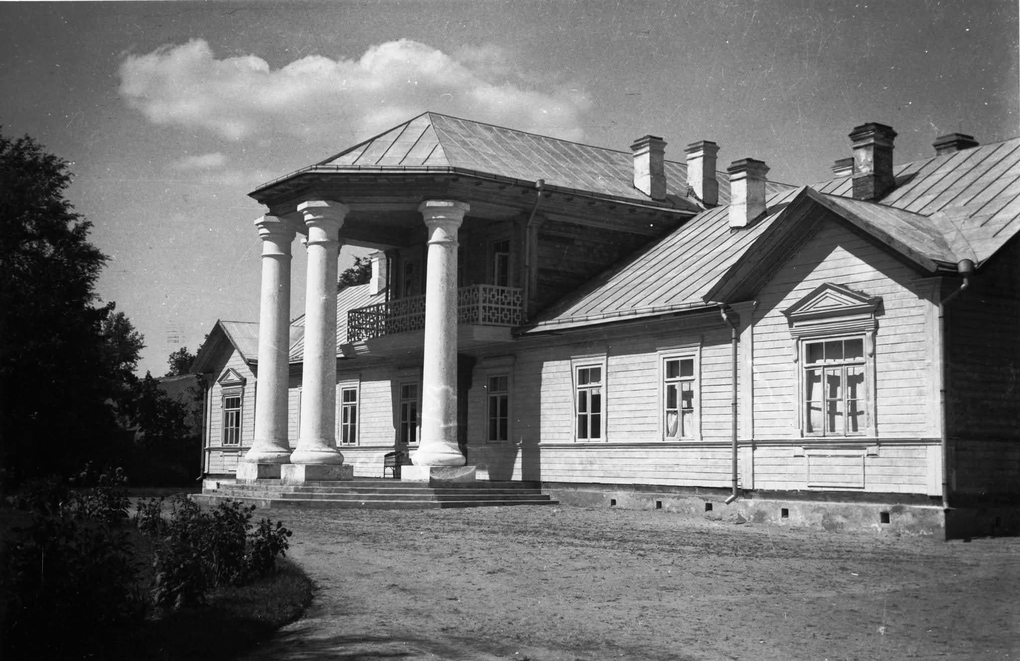 Orda Manor in Biżerewicze, Poland (now Belarus), 1938. [2048×1327]