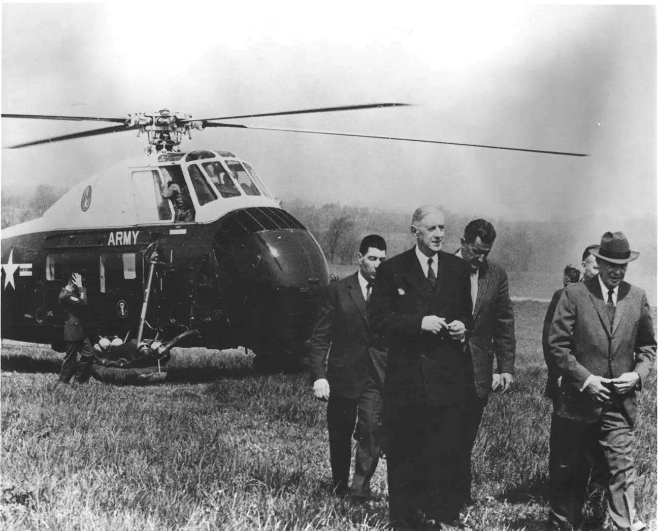 French & American Presidents Charles De Gaulle & Dwight Eisenhower depart Eisenhower’s helicopter at his Gettysburg farm surrounded by security guards, 1960. (1437×1156)