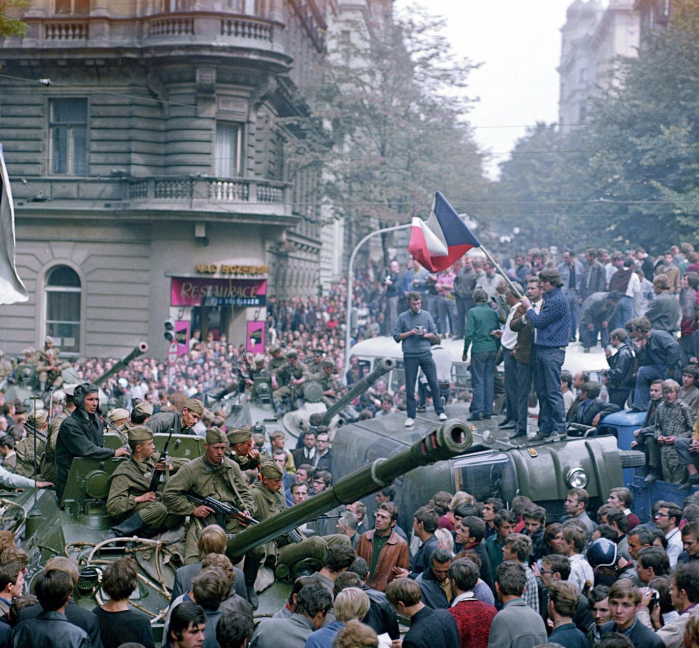 Protesters confronting Soviet tanks near the Czechoslovak Radio headquarters in Prague to defend the country’s last source of uncensored broadcast news following the overnight Warsaw Pact invasion that crushed the Prague Spring political liberalization movement. (1968) [1374×1274]