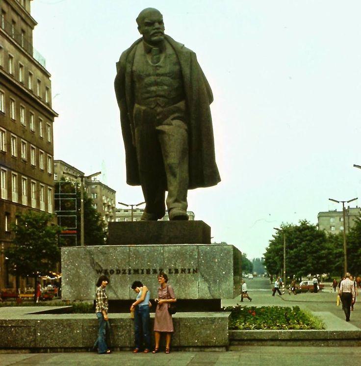Vladimir Lenin monument – on the Aleja Róż (Avenue of Roses) – in the Nowa Huta district of Kraków, Polish People’s Republic, c. June 1989. Photo was taken by photographer Jerzy Ochoński. [736 x 746]