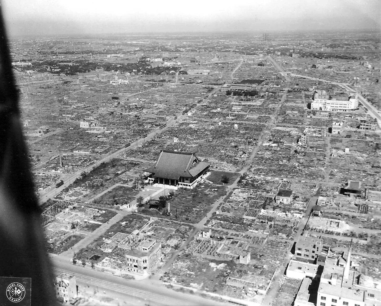 Aerial view of Tokyo after American bombing, March 1945 [1600 x 1283]