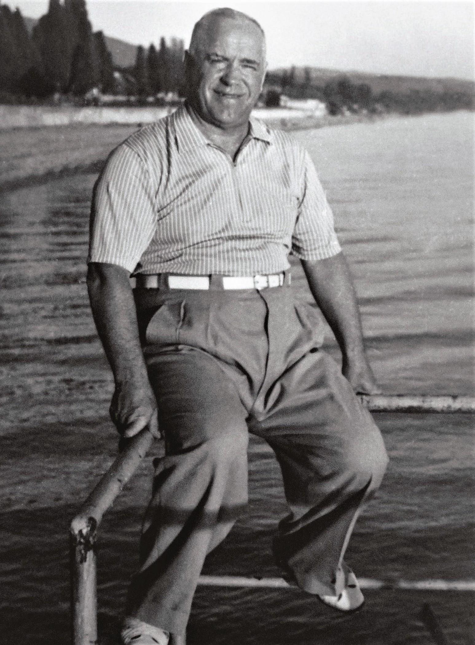 Soviet general Georgy Zhukov on holiday in Sochi, 1950’s. Having overseen many of the USSR’s most important strategic victories during WWII, Zhukov was one of only two people in history to receive the “Hero of the Soviet Union” award a record four times (2099×1546)